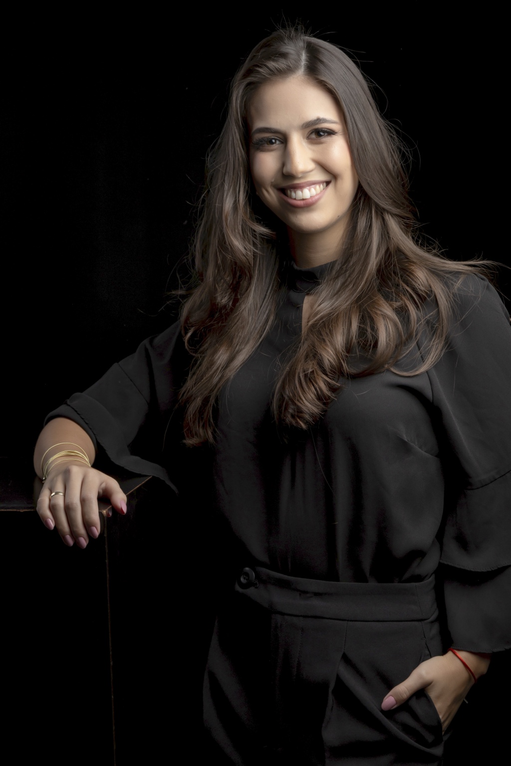 Jéssica Lamberti Silva, sentada e sorrindo